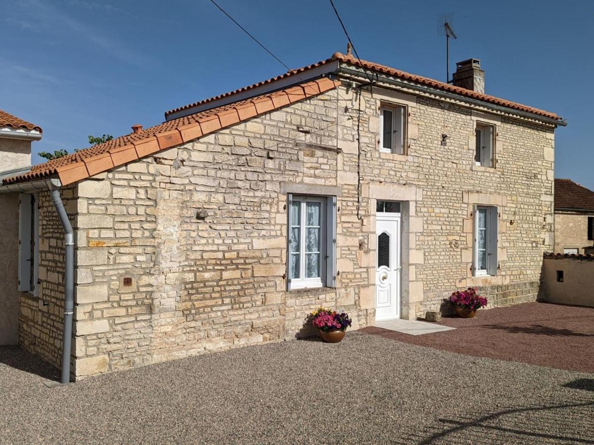 Maison Lumineuse Avec Cour Privative, Proche Sites Culturels, Tout Confort, Equipe Bebe, Wifi Inclus - Fr-1-653-98 Puyreaux Exterior foto